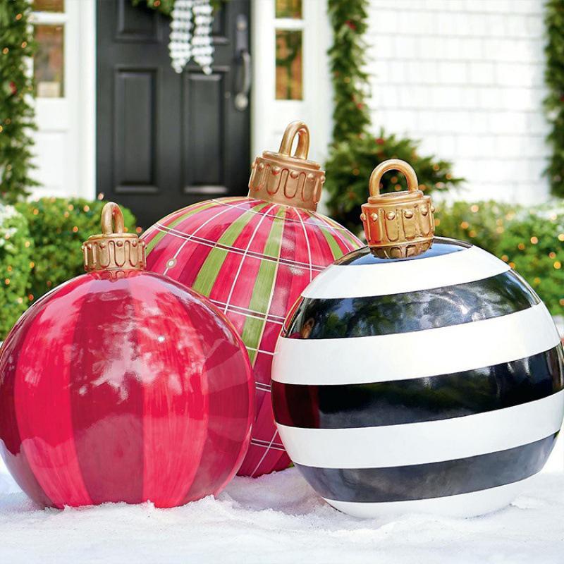 Aufblasbarer Weihnachtsball im Freien dekoriert